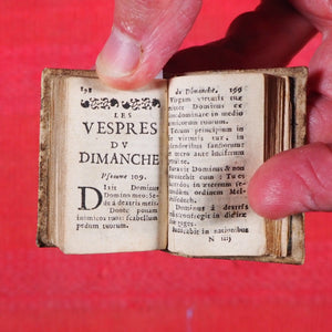 Heures de Cour contenant les sept offices de la semaine. Les 7 pseaumes, Vespres, Hymns & Les Litan avec les Prieres du matin & du soir & les Oraisons devant et apres le Commun. Publication Date: 1676 CONDITION: VERY GOOD