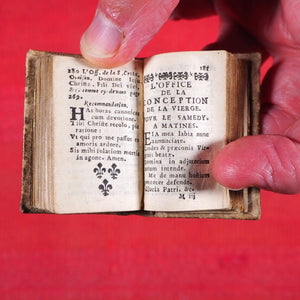 Heures de Cour contenant les sept offices de la semaine. Les 7 pseaumes, Vespres, Hymns & Les Litan avec les Prieres du matin & du soir & les Oraisons devant et apres le Commun. Publication Date: 1676 CONDITION: VERY GOOD