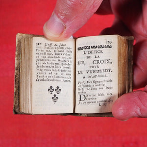 Heures de Cour contenant les sept offices de la semaine. Les 7 pseaumes, Vespres, Hymns & Les Litan avec les Prieres du matin & du soir & les Oraisons devant et apres le Commun. Publication Date: 1676 CONDITION: VERY GOOD