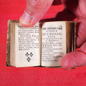 Heures de Cour contenant les sept offices de la semaine. Les 7 pseaumes, Vespres, Hymns & Les Litan avec les Prieres du matin & du soir & les Oraisons devant et apres le Commun. Publication Date: 1676 CONDITION: VERY GOOD