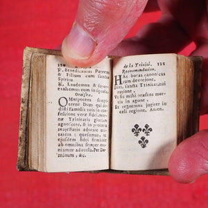 Heures de Cour contenant les sept offices de la semaine. Les 7 pseaumes, Vespres, Hymns & Les Litan avec les Prieres du matin & du soir & les Oraisons devant et apres le Commun. Publication Date: 1676 CONDITION: VERY GOOD