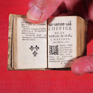 Heures de Cour contenant les sept offices de la semaine. Les 7 pseaumes, Vespres, Hymns & Les Litan avec les Prieres du matin & du soir & les Oraisons devant et apres le Commun. Publication Date: 1676 CONDITION: VERY GOOD