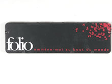 Load image into Gallery viewer, ÉDITIONS FOLIO (Gallimard) – "Emmène-moi au bout du monde" Promotional Tin. Les Éditions du Chocolat / Éditions Gallimard (Folio). [1992].. [OBJET LITTÉRAIRE / EPHEMERA]
