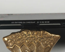 Load image into Gallery viewer, ÉDITIONS FOLIO (Gallimard) – "Emmène-moi au bout du monde" Promotional Tin. Les Éditions du Chocolat / Éditions Gallimard (Folio). [1992].. [OBJET LITTÉRAIRE / EPHEMERA]
