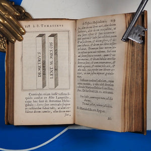 Jac. Philippi Tomasini De Tesseris Hospitalitatis Liber singularis, In quo jus hospitii universum, apud veteres potissimum expenditur TOMASINI, Giacomo Filippo Publication Date: 1670