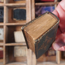 Load image into Gallery viewer, La Divina Comedia. >>PICKERING'S DIAMOND CLASSICS, MINIATURE BOOK<< Dante, Alighieri. Publication Date: 1823 CONDITION: VERY GOOD
