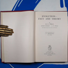 Load image into Gallery viewer, Evolution-Fact and Theory. &gt;&gt;CHARLES DARWIN&#39;S GREAT GRANDSON&#39;S COPY&lt;&lt;&lt; H.G.WELLS, JULIAN HUXLEY &amp; G.P.WELLS. Publication Date: 1934 Condition: Very Good

