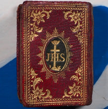 Load image into Gallery viewer, Bible in minuiture [sic] or a concise history of Old &amp; new Testaments Bible in minuiture or a concise history of Old &amp; new Testaments. Publication Date: 1780 Condition: Very Good. >>MINIATURE BOOK<<
