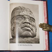 Load image into Gallery viewer, Pensamiento matemático y astronómico en el México precolombino Garcés Contreras, Guillermo. Publication Date: 1990 Condition: Very Good
